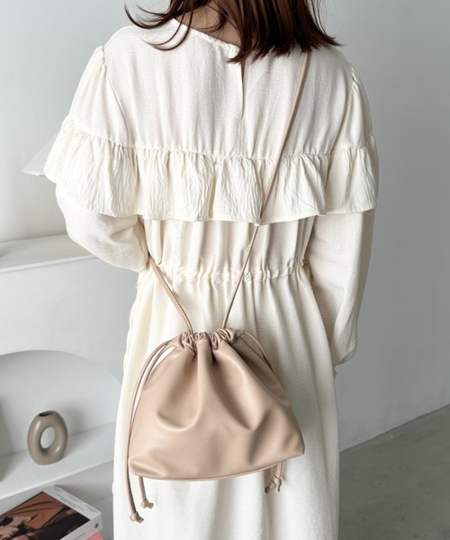 CLEA（クレア）の「2wayPU巾着ミニショルダーバッグ（ショルダーバッグ・レディース・ブラック/ベージュ/アイボリー/グレイッシュベージュ/オフホワイト・FREE）」の6枚目の写真