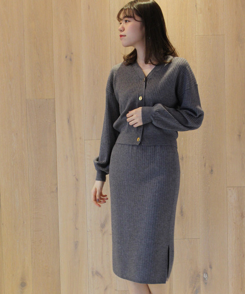 TRUDEA(トルディア)の「(セットアップ) Vネックリブカーディガン × リブタイトスカート(セットアップ・レディース・チャコールグレー/ネイビー/モカ/スモークピンク・MEDIUM/LARGE)」の2枚目の写真