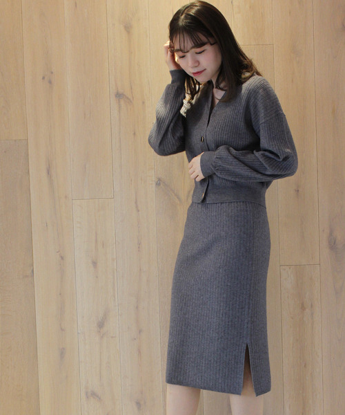 TRUDEA(トルディア)の「(セットアップ) Vネックリブカーディガン × リブタイトスカート(セットアップ・レディース・チャコールグレー/ネイビー/モカ/スモークピンク・MEDIUM/LARGE)」の21枚目の写真