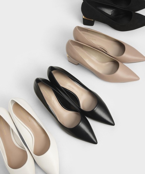 CHARLES & KEITH(チャールズ & キース)の「メタルアクセントポインテッドパンプス / Metal Accented Pointed Pumps(パンプス・レディース・オフホワイト/ブラック/ライトベージュ・22.5cm/23cm/23.5cm/24.5cm/25cm/25.5cm)」の11枚目の写真