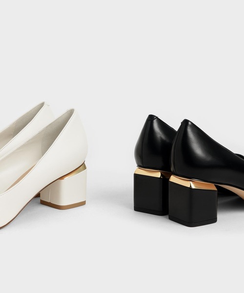 CHARLES & KEITH(チャールズ & キース)の「メタルアクセントポインテッドパンプス / Metal Accented Pointed Pumps(パンプス・レディース・オフホワイト/ブラック/ライトベージュ・22.5cm/23cm/23.5cm/24.5cm/25cm/25.5cm)」の12枚目の写真