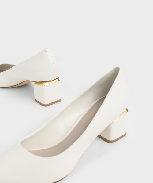 CHARLES & KEITH(チャールズ & キース)の「メタルアクセントポインテッドパンプス / Metal Accented Pointed Pumps(パンプス・レディース・オフホワイト/ブラック/ライトベージュ・22.5cm/23cm/23.5cm/24.5cm/25cm/25.5cm)」の6枚目の写真