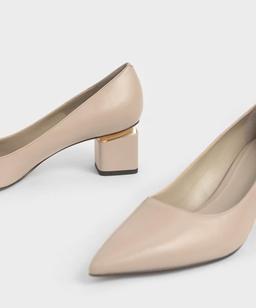 CHARLES & KEITH(チャールズ & キース)の「メタルアクセントポインテッドパンプス / Metal Accented Pointed Pumps(パンプス・レディース・オフホワイト/ブラック/ライトベージュ・22.5cm/23cm/23.5cm/24.5cm/25cm/25.5cm)」の16枚目の写真
