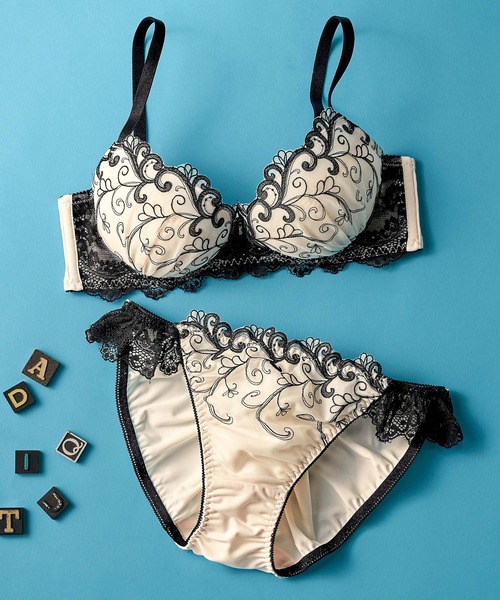 YU'NOW（ユナウ）の「【選べるデザイン！ノンワイヤーでラクちん谷間メイク】ぷるるん谷間のノンワイヤーブラ＆ショーツセット（ブラ&ショーツ・レディース・ブルー/ブルー系その他/ラベンダー/ピンク/オフホワイト/ワイン/ホワイト×グリーン/ホワイト×ブラック・AA65M/B65M/F75L/E70M/A75M/B75L/E80L/A65M/F70M/D80L/B70M/G70M/AA70M/B75M/C65M/G75L/G80L/C80L/F80L/C75M/C75L/C70M/D75L/D70M/E75L/A70M）」の4枚目の写真