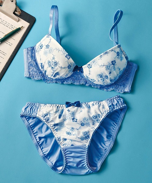 YU'NOW（ユナウ）の「【選べるデザイン！ノンワイヤーでラクちん谷間メイク】ぷるるん谷間のノンワイヤーブラ＆ショーツセット（ブラ&ショーツ・レディース・ブルー/ブルー系その他/ラベンダー/ピンク/オフホワイト/ワイン/ホワイト×グリーン/ホワイト×ブラック・AA65M/B65M/F75L/E70M/A75M/B75L/E80L/A65M/F70M/D80L/B70M/G70M/AA70M/B75M/C65M/G75L/G80L/C80L/F80L/C75M/C75L/C70M/D75L/D70M/E75L/A70M）」の5枚目の写真