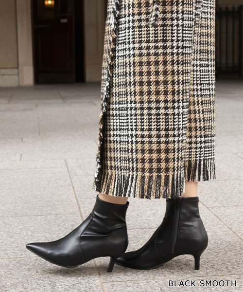 RANDA（ランダ）の「晴雨兼用ポインテッドトゥストレッチショートブーツ（ブーツ・レディース・アイボリー/ブラック/ブラック系その他/ダークブラウン/ブルー・S/M/L/LL）」の4枚目の写真