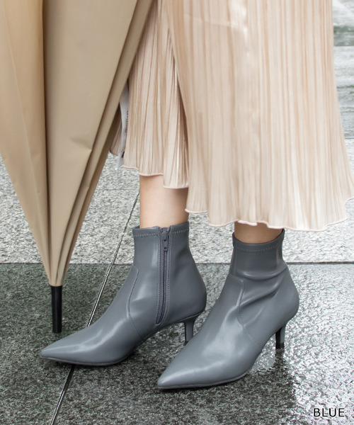 RANDA（ランダ）の「晴雨兼用ポインテッドトゥストレッチショートブーツ（ブーツ・レディース・アイボリー/ブラック/ブラック系その他/ダークブラウン/ブルー・S/M/L/LL）」の5枚目の写真