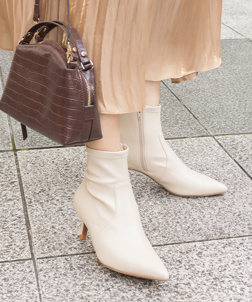 RANDA（ランダ）の「晴雨兼用ポインテッドトゥストレッチショートブーツ（ブーツ・レディース・アイボリー/ブラック/ブラック系その他/ダークブラウン/ブルー・S/M/L/LL）」の7枚目の写真