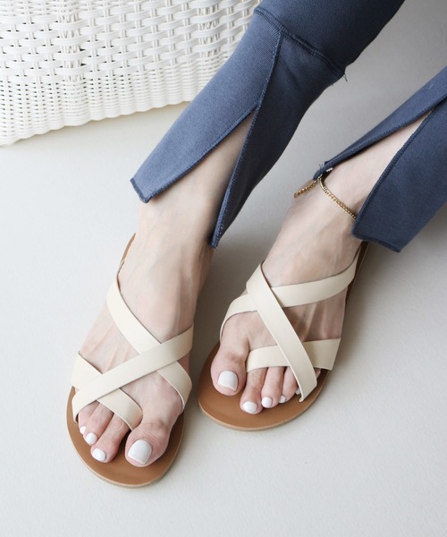 Fin（フィン）の「クロスベルトトングサンダル（サンダル・レディース・ブラック/アイボリー/キャメル・LL/S/M/L）」の2枚目の写真