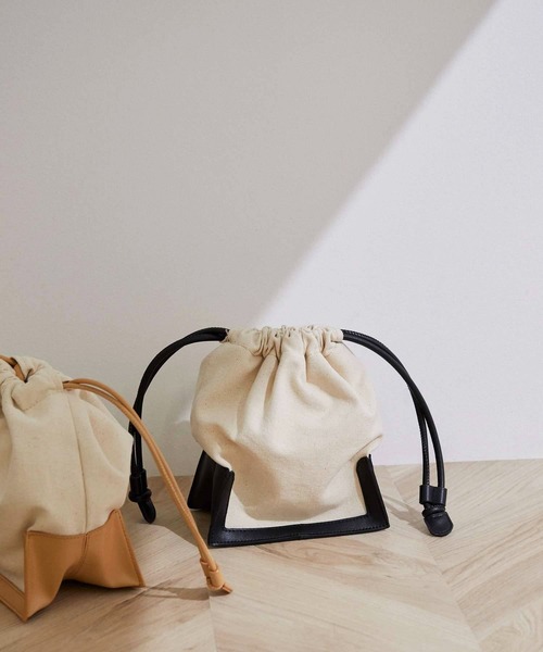 ROPE'(ロペ)の「2WAY巾着ショルダーバッグ(ショルダーバッグ・レディース・ベージュ/ブラック・FREE)」の2枚目の写真