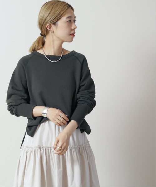 MJUKA.（ミューカ）の「ラウンドネックプルオーバー 30/10コーマ裏毛東炊き風合い加工（Tシャツ/カットソー・レディース・チャコールグレー/グレイッシュベージュ・FREE）」の2枚目の写真