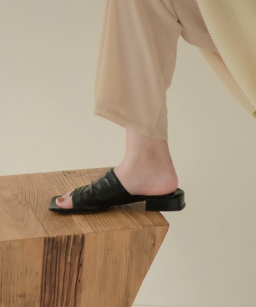 Amiur（エミレ）の「leather square flat mule（その他シューズ・レディース・ベージュ/ブラック/アイボリー・S/L/M）」の7枚目の写真