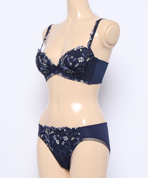 AMOSTYLE BY TRIUMPH(アモスタイルバイトリンプ)の「マーブルAMOSTYLEステッチ チャーミングラマースリムライン ブラ&ショーツセット【A,B,C,Dカップ】AMST1380 WHU + Hikini(ブラ&ショーツ・レディース・ブルー/ホワイト/ライラック・D75/C70/D65/B70/A75/D80/B75/C75/A70/C80/D70/B65/C65)」の15枚目の写真
