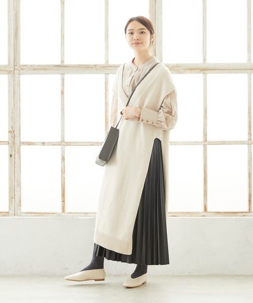 menue(メヌエ)の「スクエアトゥ Uカット フラットパンプス(パンプス・レディース・ブラック/ダークブラウン/ライトグリーン/アイボリー/グレイッシュベージュ・22.5cm/23.5cm/24.5cm/25.5cm/23.0cm/24.0cm/25.0cm/26.0cm/21.5cm/22.0cm)」の6枚目の写真