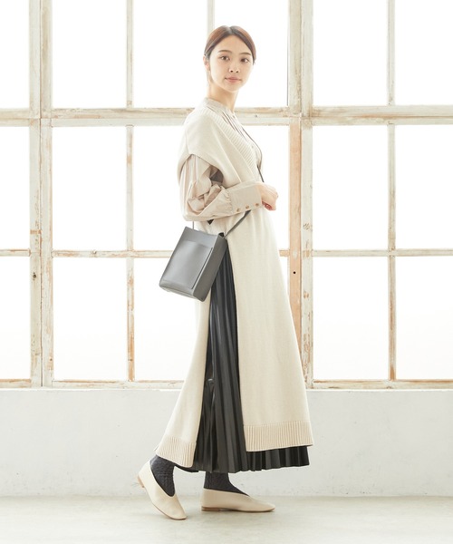 menue(メヌエ)の「スクエアトゥ Uカット フラットパンプス(パンプス・レディース・ブラック/ダークブラウン/ライトグリーン/アイボリー/グレイッシュベージュ・22.5cm/23.5cm/24.5cm/25.5cm/23.0cm/24.0cm/25.0cm/26.0cm/21.5cm/22.0cm)」の22枚目の写真