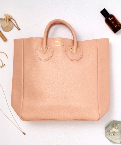 YOUNG&OLSEN The DRYGOODS STORE(ヤングアンドオルセン)の「【YOUNG&OLSEN】EMBOSSED LEATHER TOTE M(トートバッグ・レディース・ブラック/ベージュ/グレー/ピンク/ライトグレー/グリーン/グレイッシュベージュ/グレー系その他3/ブラウン・FREE)」の9枚目の写真