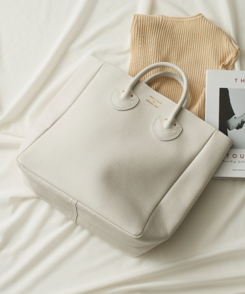 YOUNG&OLSEN The DRYGOODS STORE(ヤングアンドオルセン)の「【YOUNG&OLSEN】EMBOSSED LEATHER TOTE M(トートバッグ・レディース・ブラック/ベージュ/グレー/ピンク/ライトグレー/グリーン/グレイッシュベージュ/グレー系その他3/ブラウン・FREE)」の3枚目の写真