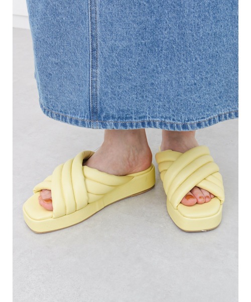 ehka sopo(エヘカソポ)の「厚底クッションサンダル(サンダル・レディース・ブラック/オフホワイト/イエロー・MEDIUM/LARGE)」の1枚目の写真