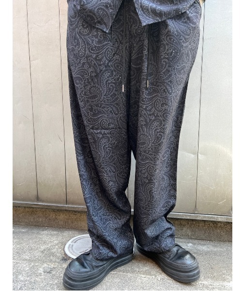 AZIONE(アジオネ)の「AZIONE/アジオネ/総柄バルーンパンツ(その他パンツ・メンズ・ブラック/アイボリー・MEDIUM/LARGE)」の2枚目の写真