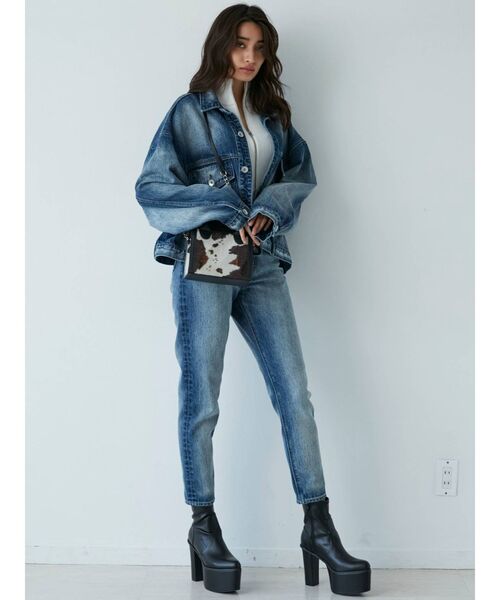 GYDA（ジェイダ）の「ハイウエスト SPRAY PROCESSINGペグトップデニムパンツ（デニムパンツ・レディース・ブラック/ブルー・SMALL/MEDIUM）」の5枚目の写真