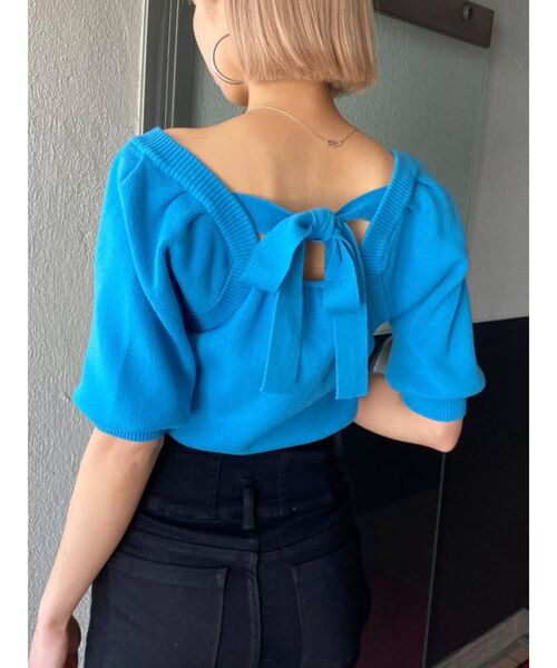 EMODA（エモダ）の「バックタイコンパクトトップ（ニット/セーター・レディース・ベージュ/ブルー/ブラック・FREE）」の4枚目の写真