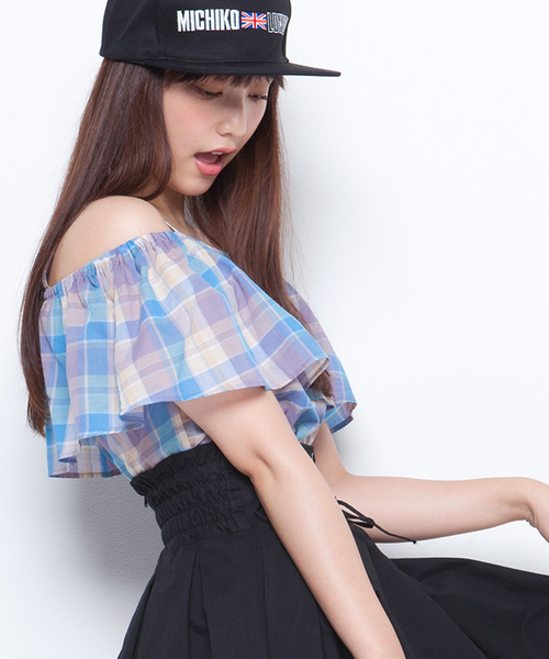 WEGO(ウィゴー)の「WEGO/フリルオフショルブラウス(シャツ/ブラウス・レディース・ホワイト/ブラック系その他/ブルー系その他/レッド系その他・FREE)」の3枚目の写真