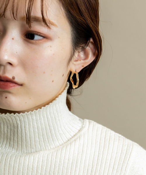 SMELLY(スメリー)の「ニュアンスミディアムフープピアス(ピアス(両耳用)・レディース・シルバー/ゴールド・-)」の3枚目の写真