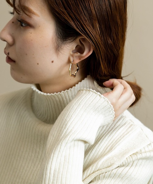 SMELLY(スメリー)の「ニュアンスミディアムフープピアス(ピアス(両耳用)・レディース・シルバー/ゴールド・-)」の6枚目の写真
