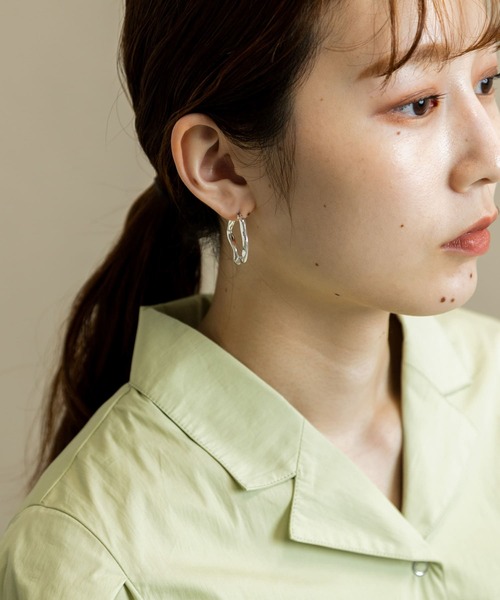 SMELLY(スメリー)の「ニュアンスミディアムフープピアス(ピアス(両耳用)・レディース・シルバー/ゴールド・-)」の9枚目の写真