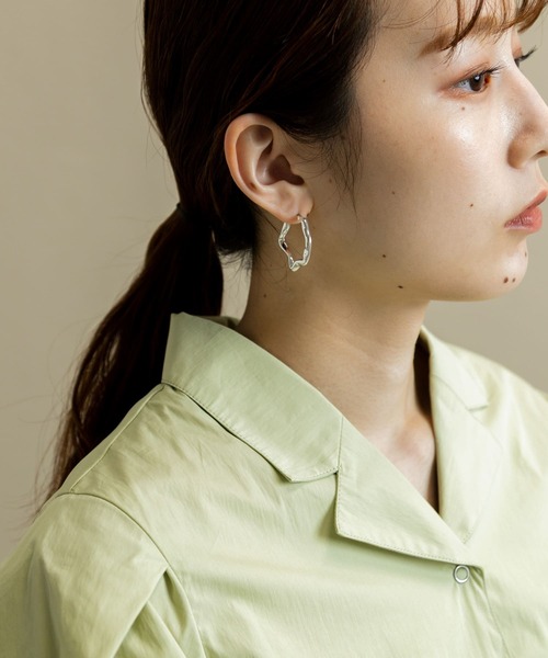 SMELLY(スメリー)の「ニュアンスミディアムフープピアス(ピアス(両耳用)・レディース・シルバー/ゴールド・-)」の10枚目の写真