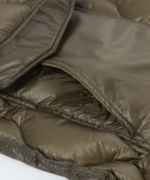 BAYFLOW（ベイフロー）の「【NANGA Mt.&Sea(ナンガ マウントアンドシー)】ダウンケープ（ダウンベスト・メンズ・オレンジ/カーキ・FREE）」の13枚目の写真