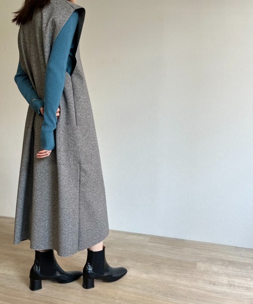 ISOOK（アイスー）の「【ZOZO限定】V neck wool jumper skirt / Vネックウールジャンパースカート（ジャンパースカート・レディース・ブラウン/グレー・FREE）」の4枚目の写真