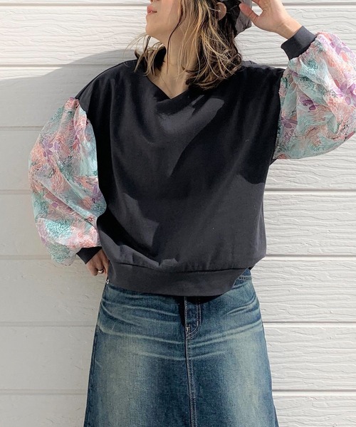 Q(キュー)の「フラワースリーブトップス(Tシャツ/カットソー・レディース・アイボリー/チャコールグレー・MEDIUM)」の2枚目の写真