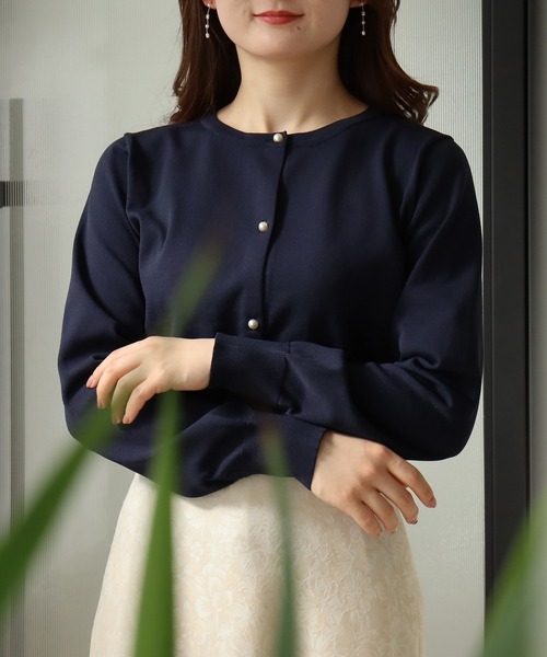 TRUDEA(トルディア)の「スポンディッシュ パールボタンカーディガン(カーディガン/ボレロ・レディース・ピンクベージュ/ネイビー/ホワイト・MEDIUM/LARGE)」の3枚目の写真