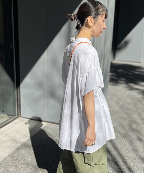 JOINT WORKS（ジョイントワークス）の「【COMMRE/コムル】裾フリル シャーリングブラウス（シャツ/ブラウス・レディース・ホワイト/ブラック・FREE）」の4枚目の写真