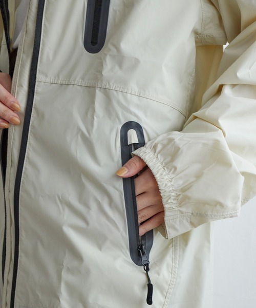 LBC（エルビーシー）の「【撥水】KiU RAIN ZIP UP レインジップアップ（レインコート/ポンチョ・レディース・ダークグリーン/ブラック/ホワイト/ベージュ/ピンク・FREE）」の8枚目の写真
