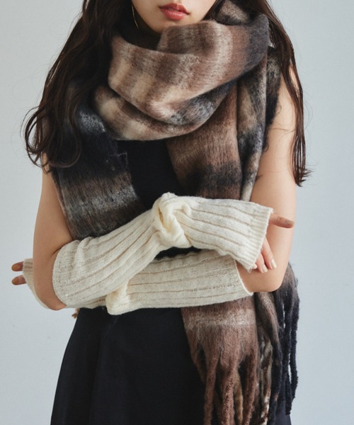 VANNIE U（ヴァニーユー）の「タータンチェックボリュームマフラー（マフラー・レディース・ベージュ/ブラウン/ピンク/ブラック・FREE）」の17枚目の写真