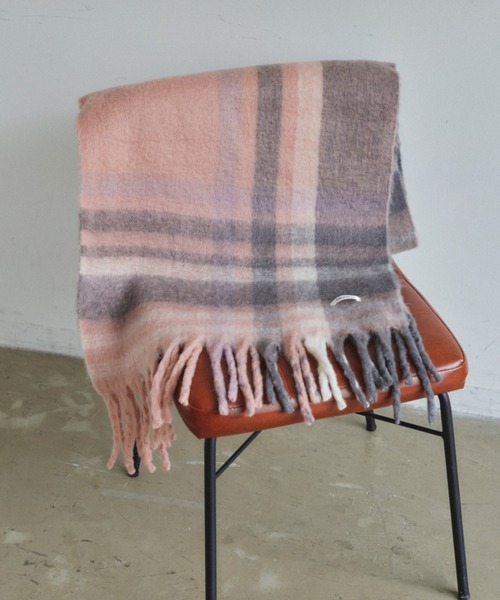 VANNIE U（ヴァニーユー）の「タータンチェックボリュームマフラー（マフラー・レディース・ベージュ/ブラウン/ピンク/ブラック・FREE）」の13枚目の写真