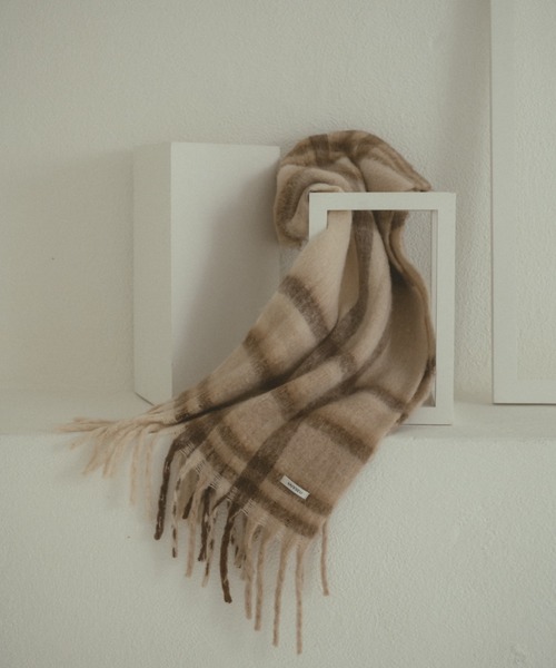 VANNIE U（ヴァニーユー）の「タータンチェックボリュームマフラー（マフラー・レディース・ベージュ/ブラウン/ピンク/ブラック・FREE）」の6枚目の写真