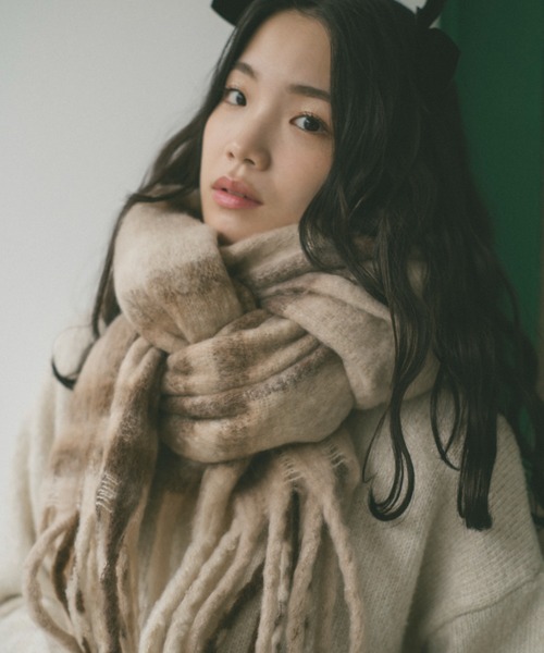 VANNIE U（ヴァニーユー）の「タータンチェックボリュームマフラー（マフラー・レディース・ベージュ/ブラウン/ピンク/ブラック・FREE）」の8枚目の写真