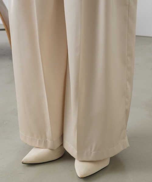 NEUNA（ヌナ）の「【歩くたび綺麗な高見えデザイン】2タックセミワイドサテンスラックスパンツ（スラックス・レディース・グレイッシュベージュ/ブラック/アイボリー・MEDIUM/SMALL/LARGE）」の14枚目の写真