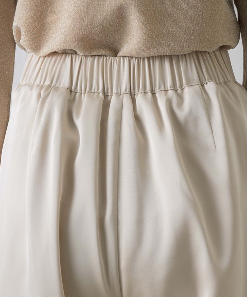 NEUNA（ヌナ）の「【歩くたび綺麗な高見えデザイン】2タックセミワイドサテンスラックスパンツ（スラックス・レディース・グレイッシュベージュ/ブラック/アイボリー・MEDIUM/SMALL/LARGE）」の12枚目の写真