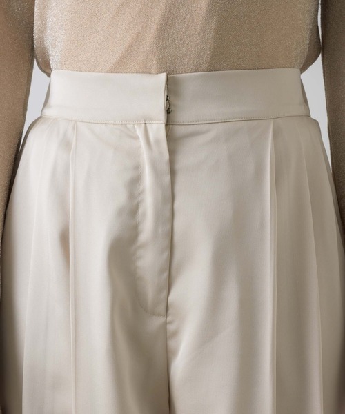 NEUNA（ヌナ）の「【歩くたび綺麗な高見えデザイン】2タックセミワイドサテンスラックスパンツ（スラックス・レディース・グレイッシュベージュ/ブラック/アイボリー・MEDIUM/SMALL/LARGE）」の11枚目の写真