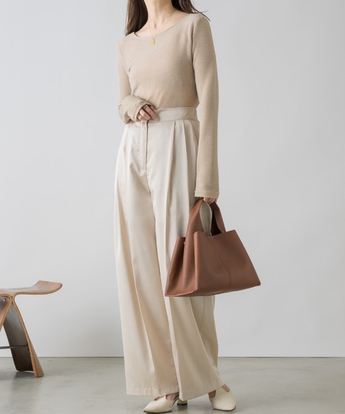 NEUNA（ヌナ）の「【歩くたび綺麗な高見えデザイン】2タックセミワイドサテンスラックスパンツ（スラックス・レディース・グレイッシュベージュ/ブラック/アイボリー・MEDIUM/SMALL/LARGE）」の5枚目の写真