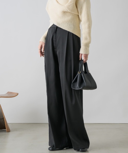 NEUNA（ヌナ）の「【歩くたび綺麗な高見えデザイン】2タックセミワイドサテンスラックスパンツ（スラックス・レディース・グレイッシュベージュ/ブラック/アイボリー・MEDIUM/SMALL/LARGE）」の15枚目の写真