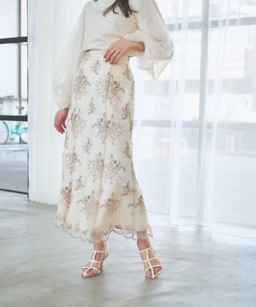 mysty woman(ミスティウーマン)の「フローラル刺繍スカート 105074(スカート・レディース・モカ/ブルー系その他/アイボリー・FREE)」の2枚目の写真
