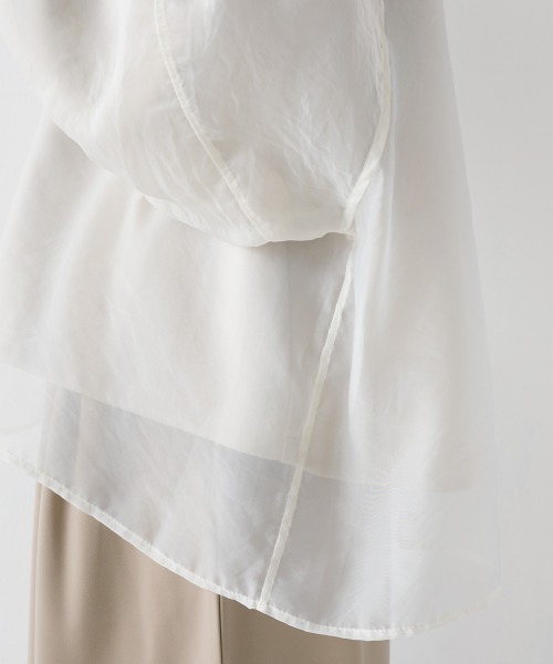 OMNES（オムネス）の「オーガンジーレイヤードダンボールニットボリューム袖ルオーバー（Tシャツ/カットソー・レディース・グレイッシュベージュ/ホワイト/ベージュ/ブラック/ブルー/グレー/オフホワイト・FREE）」の10枚目の写真