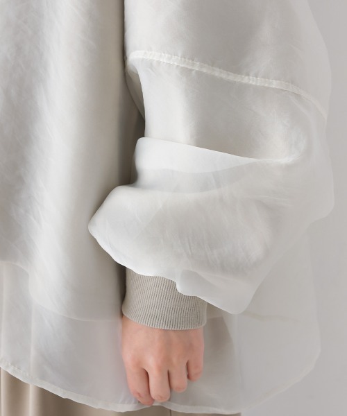 OMNES（オムネス）の「オーガンジーレイヤードダンボールニットボリューム袖ルオーバー（Tシャツ/カットソー・レディース・グレイッシュベージュ/ホワイト/ベージュ/ブラック/ブルー/グレー/オフホワイト・FREE）」の13枚目の写真