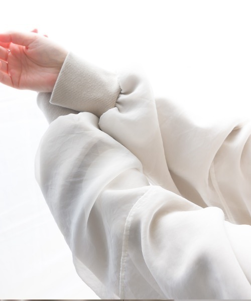 OMNES（オムネス）の「オーガンジーレイヤードダンボールニットボリューム袖ルオーバー（Tシャツ/カットソー・レディース・グレイッシュベージュ/ホワイト/ベージュ/ブラック/ブルー/グレー/オフホワイト・FREE）」の14枚目の写真