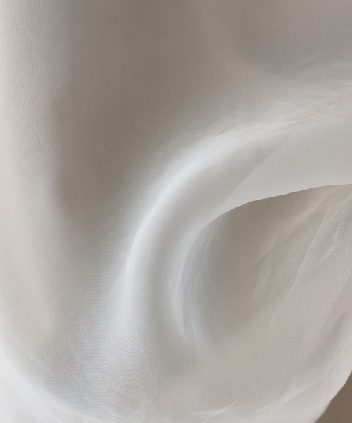 OMNES（オムネス）の「オーガンジーレイヤードダンボールニットボリューム袖ルオーバー（Tシャツ/カットソー・レディース・グレイッシュベージュ/ホワイト/ベージュ/ブラック/ブルー/グレー/オフホワイト・FREE）」の15枚目の写真